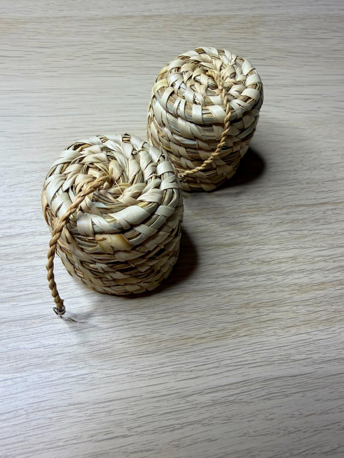 Boucle d'oreille en raphia