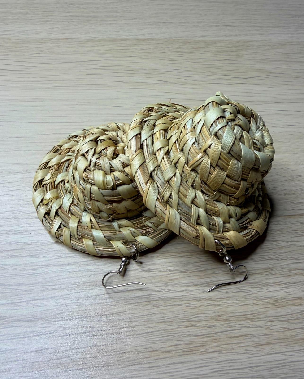 Boucle d'oreille en raphia