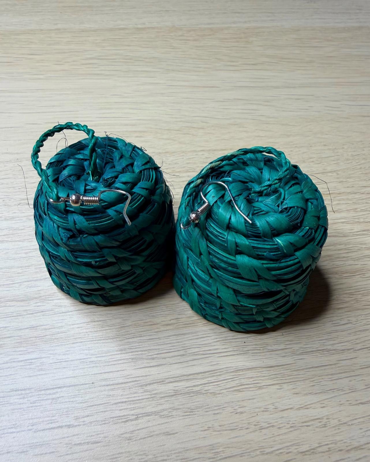 Boucle d'oreille en raphia