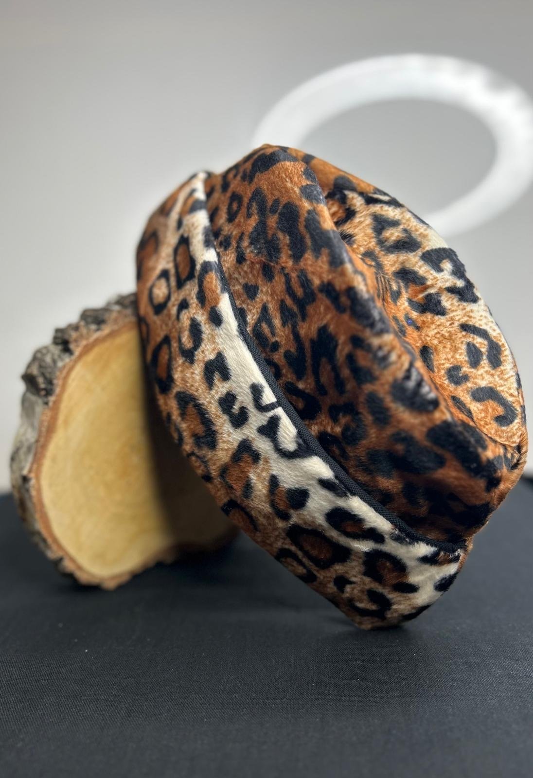 Toque en léopard (avec un toit)